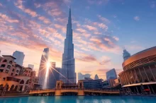 Pohled na mrakodrap Burj Khalifa v Dubaji za západu slunce