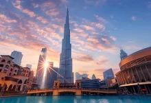 Pohled na mrakodrap Burj Khalifa v Dubaji za západu slunce