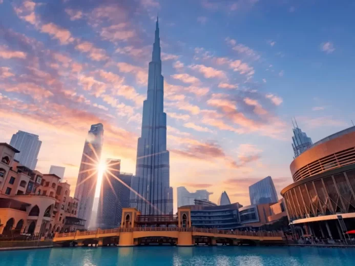 Pohled na mrakodrap Burj Khalifa v Dubaji za západu slunce