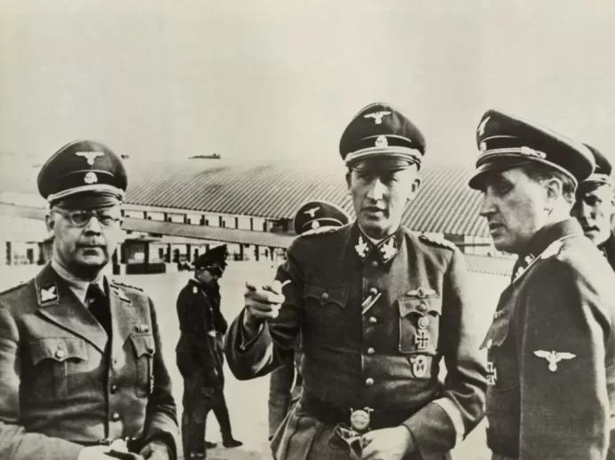 Fotografie nacistických důstojníků SS v uniformách během druhé světové války
