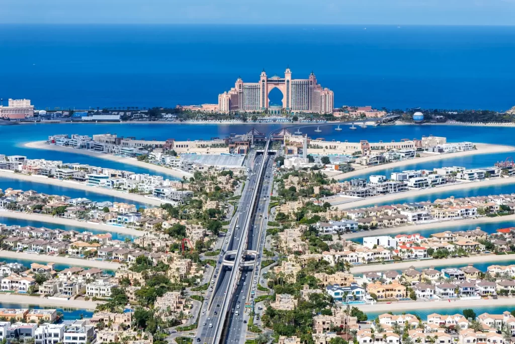 - Pravda24 Letecký pohled na umělý ostrov Palm Jumeirah v Dubaji s hotelem Atlantis
