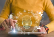 Žena pracuje s tabletem, na kterém se zobrazuje 3D mapa obličeje a bezpečnostní ikony související s deepfake