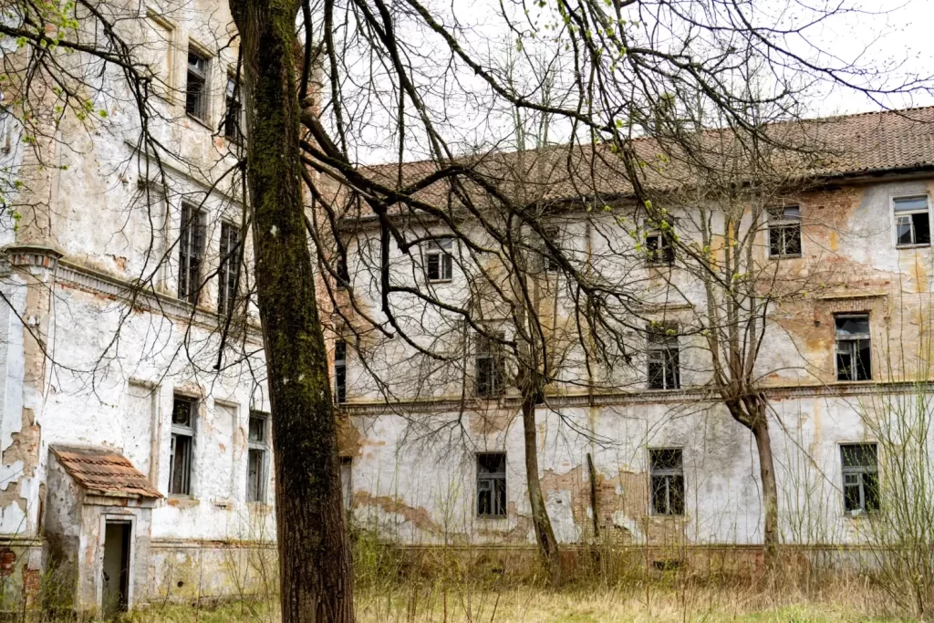 - Pravda24 Opustěná a zchátralá budova připomínající místo neetických výzkumů