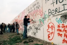 Berlín, Německo, březen 1990 - Po pádu Berlínské zdi mezi východním a západním Německem v roce 1989.