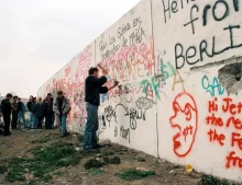 Berlín, Německo, březen 1990 - Po pádu Berlínské zdi mezi východním a západním Německem v roce 1989.