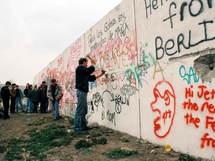 Berlín, Německo, březen 1990 - Po pádu Berlínské zdi mezi východním a západním Německem v roce 1989.