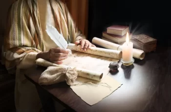 Muž píše brkem na pergamen