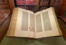 Otevřený exemplář slavné Gutenbergovy Bible s dvojsloupcovým tiskem a ručně doplněnou iluminací