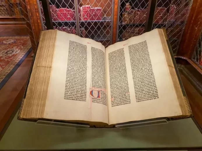 Otevřený exemplář slavné Gutenbergovy Bible s dvojsloupcovým tiskem a ručně doplněnou iluminací