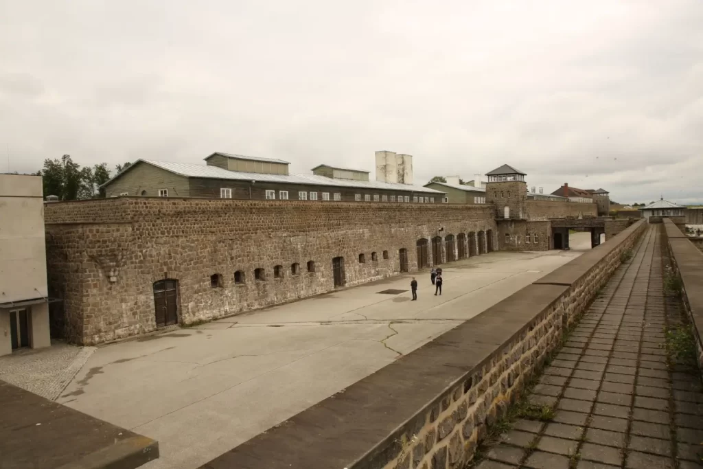 Pohled na vnitřní areál bývalého koncentračního tábora Mauthausen