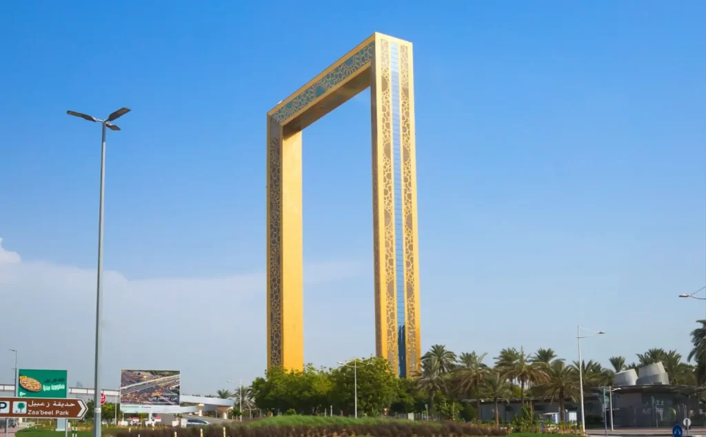 - Pravda24 Dubai Frame, moderní architektonická dominanta ve tvaru obřího zlatého rámu