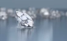 Detailní pohled na jediný vybroušený diamant