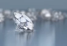 Detailní pohled na jediný vybroušený diamant