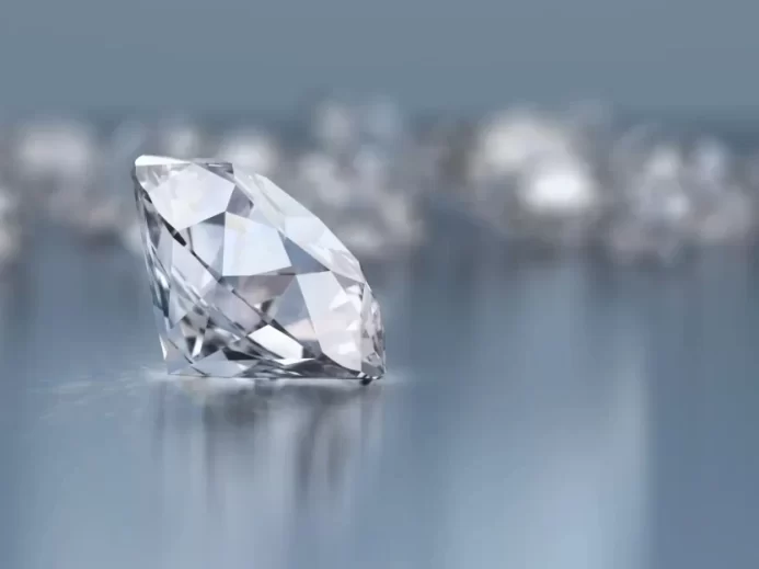 Detailní pohled na jediný vybroušený diamant