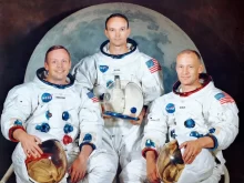 Tři členové posádky Apollo 11 ve skafandrech