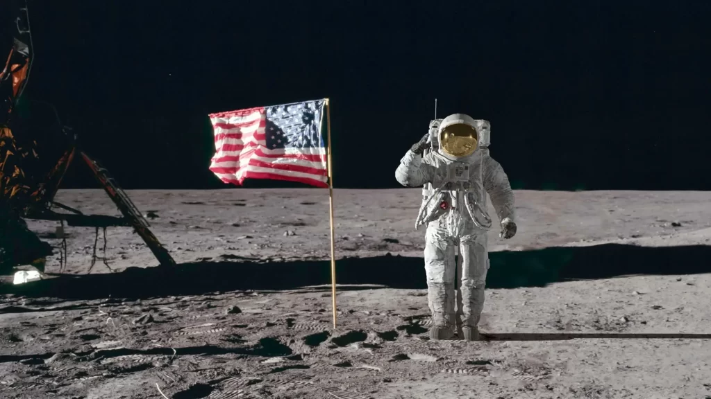 - Pravda24 Buzz Aldrin salutující u americké vlajky vztyčené na měsíčním povrchu.