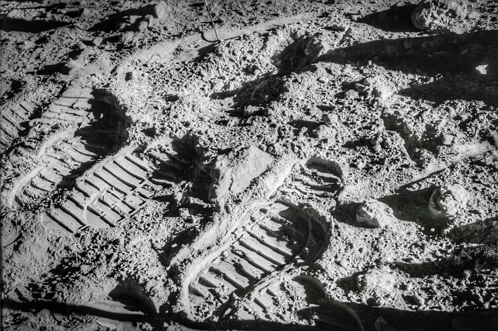 - Pravda24 Stopy bot astronautů v měsíčním prachu.