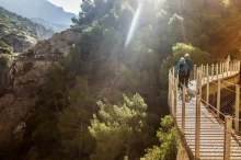 Muž na dřevěné části stezky Caminito del Rey