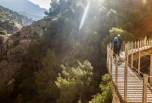 Muž na dřevěné části stezky Caminito del Rey