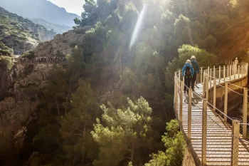 Muž na dřevěné části stezky Caminito del Rey