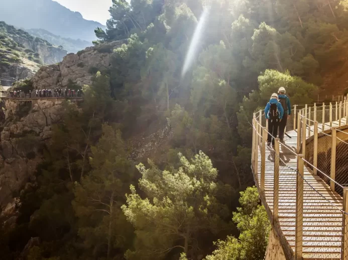 Muž na dřevěné části stezky Caminito del Rey
