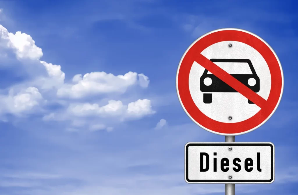- Pravda24 Symbol zákazu vjezdu vozidel, pod kterou je doplněna tabulka s nápisem Diesel