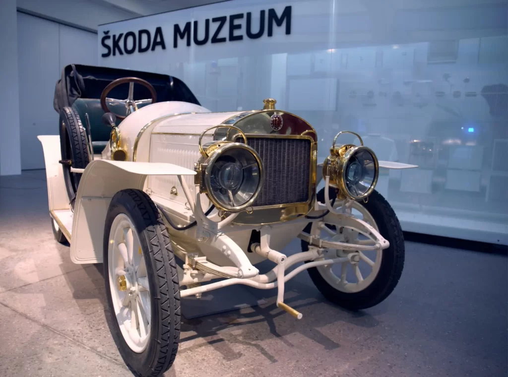 - Pravda24 Zrestaurovaný historický automobil značky Laurin & Klement, vystavený v Škoda Muzeu v Mladé Boleslavi.