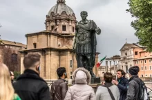 Skupina turistů před sochou císaře NEra