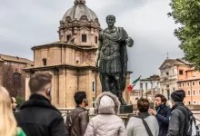 Skupina turistů před sochou císaře NEra
