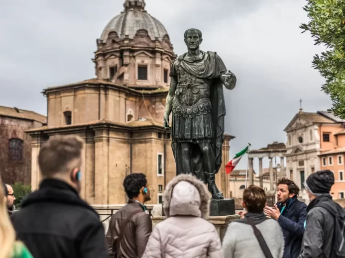 Skupina turistů před sochou císaře NEra