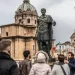 Skupina turistů před sochou císaře NEra