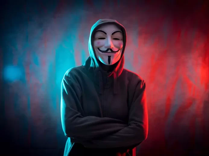 člen Anonymous - hacker s typickou maskou