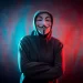 člen Anonymous - hacker s typickou maskou