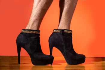 Muž boty na podpatku