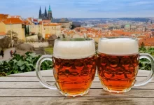 České pivo půllitry výhled panorama Praha