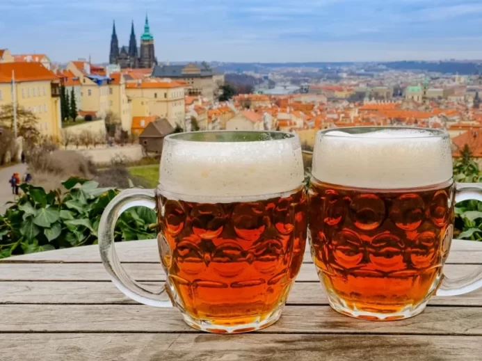 České pivo půllitry výhled panorama Praha