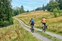 Dva cyklisté v přírodě