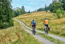 Dva cyklisté v přírodě