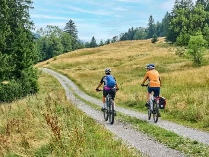 Dva cyklisté v přírodě