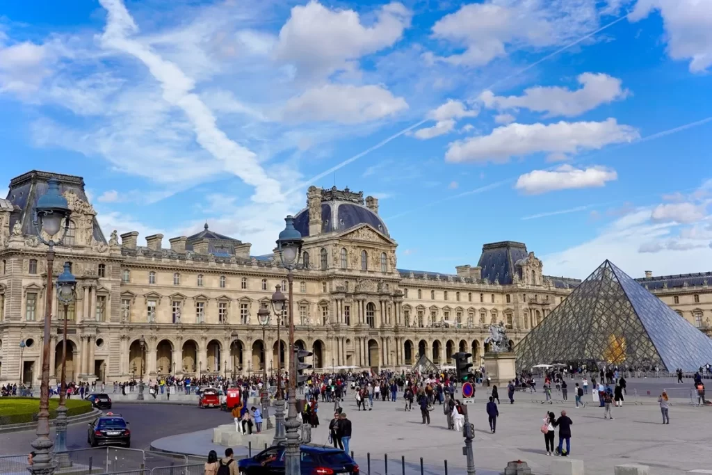 - Pravda24 Louvre muzeum Francie