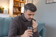 Muž bere léky