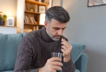 Muž bere léky