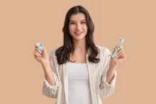 Žena drží kontaktní čočky dioptrické brýle