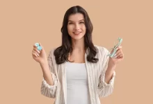Žena drží kontaktní čočky dioptrické brýle