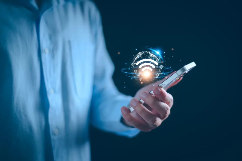 - Pravda24 Internetové připojení muž mobilní telefon