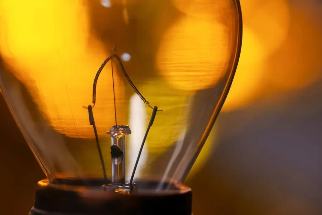 - Pravda24 Elektrická žárovka detail vlákna