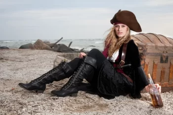 Žena pirát rum truhla