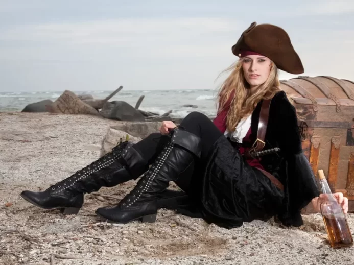 Žena pirát rum truhla