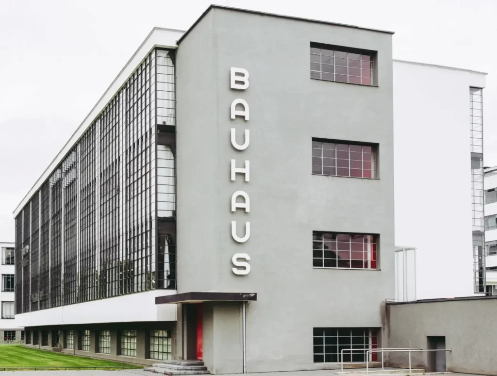 - Pravda24 Modernistická budova školy Bauhaus v Dessau s velkými skleněnými okny