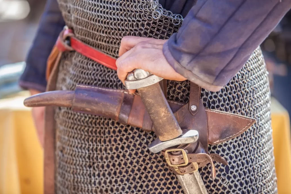 - Pravda24 Detail rytíře v kroužkové zbroji se zavěšeným mečem